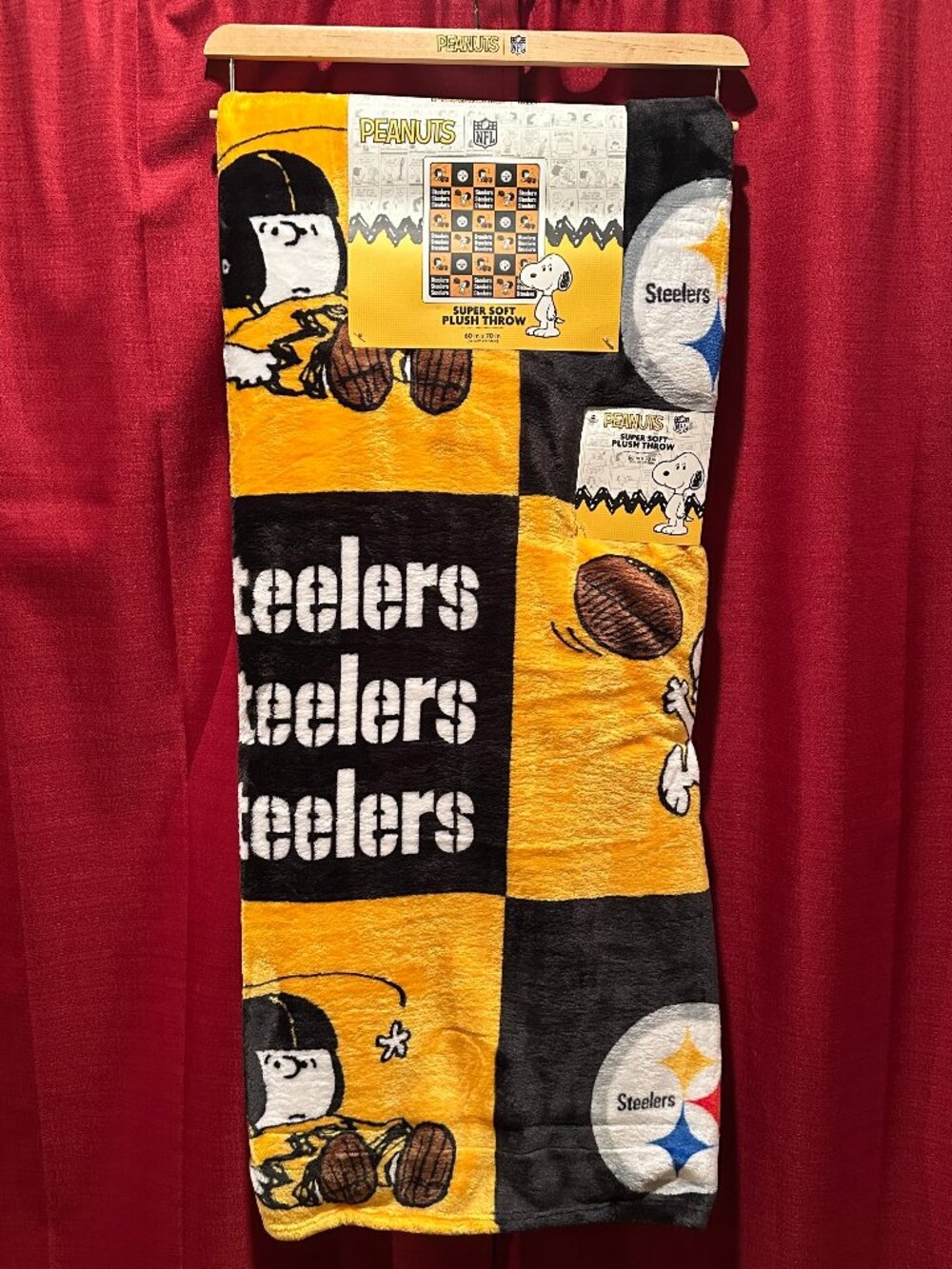 Peanuts NFL Pittsburgh Steelers Snoopy 60" x 70" Super Soft Plush Blanket
